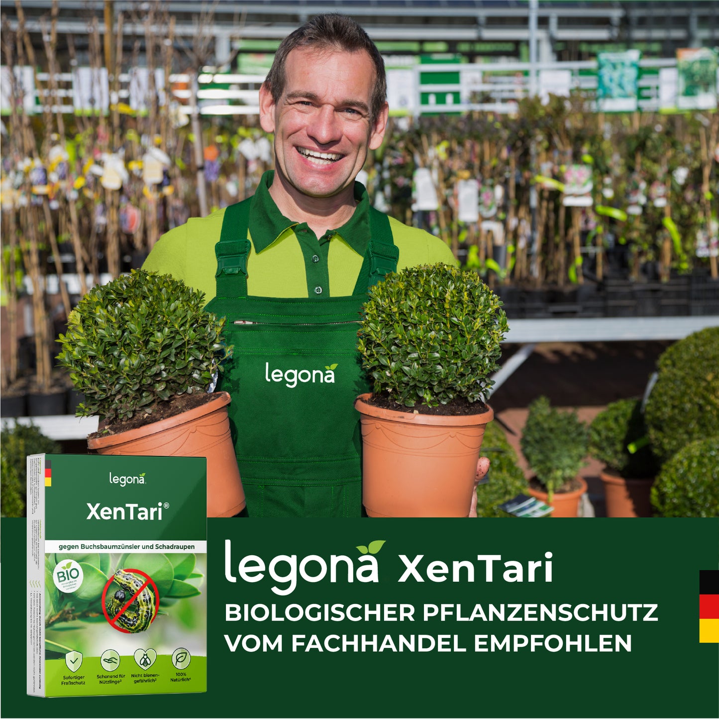 Im Vordergrund Legona Xentari mit dem Titel "Biologischer Pflanzenschutz". Im Hintergrund eine Person mit grüner legona-Arbeitskleidung, die zwei Topfpflanzen in einem Gartencenter hochhält