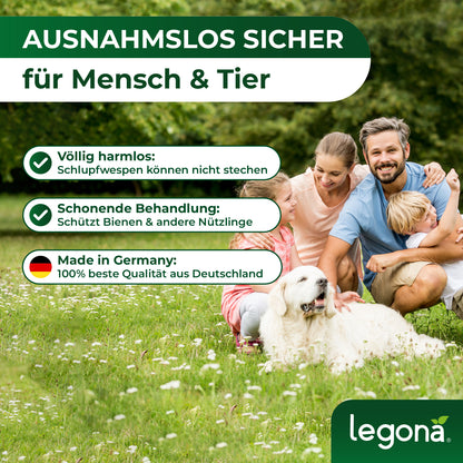 Eine Familie mit Hund sitzt auf einer Wiese, umgeben von grüner Vegetation. Links: drei grüne Sprechblasen mit Text zum Thema 'HARMLOS & SICHER für Menschen & Haustiere' zu sehen
