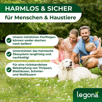 Eine Familie mit Hund sitzt auf einer Wiese, umgeben von grüner Vegetation. Links: drei grüne Sprechblasen mit Text zum Thema 'HARMLOS & SICHER für Menschen & Haustiere' zu sehen