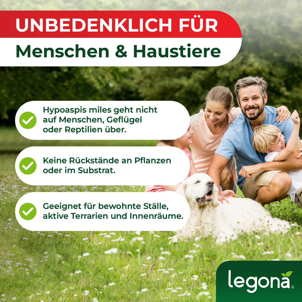 Familie mit zwei Erwachsenen, Kind und Hund sitzt lachend auf einer Wiese mit Text über Unbedenklichkeit von Hypoaspis miles für Menschen und Haustiere