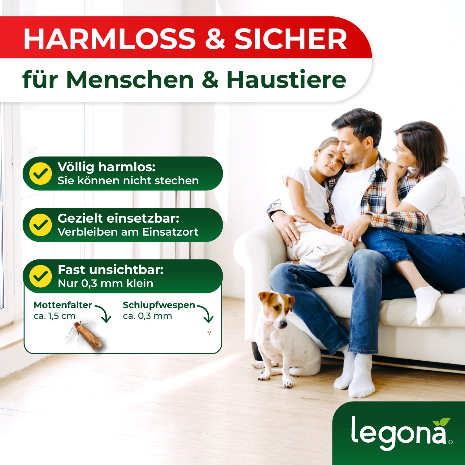 Familie mit Kind und Hund sitzt auf weißem Sofa in hellem Raum neben Textbox mit Produktinformationen zu harmlosen, kleinen Schlupfwespen gegen Mottenfalter, darunter grünes Legona-Logo