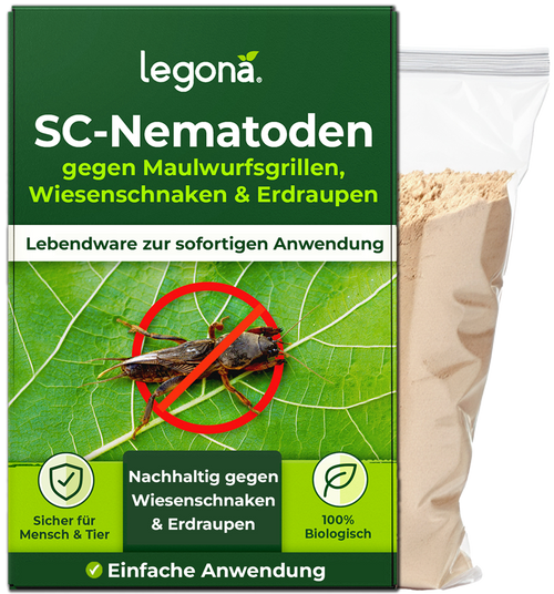 Verpackung von Legona SC-Nematoden gegen Maulwurfsgrillen, Wiesenschnaken und Erdraupen mit grünem Design, Text und Bild einer Maulwurfsgrille mit rotem Verbotssymbol, daneben ein durchsichtiger Beutel mit Pulver