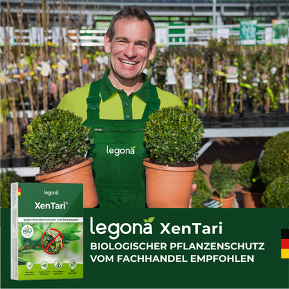 Im Vordergrund Legona Xentari mit dem Titel "Biologischer Pflanzenschutz". Im Hintergrund eine Person mit grüner legona-Arbeitskleidung, die zwei Topfpflanzen in einem Gartencenter hochhält