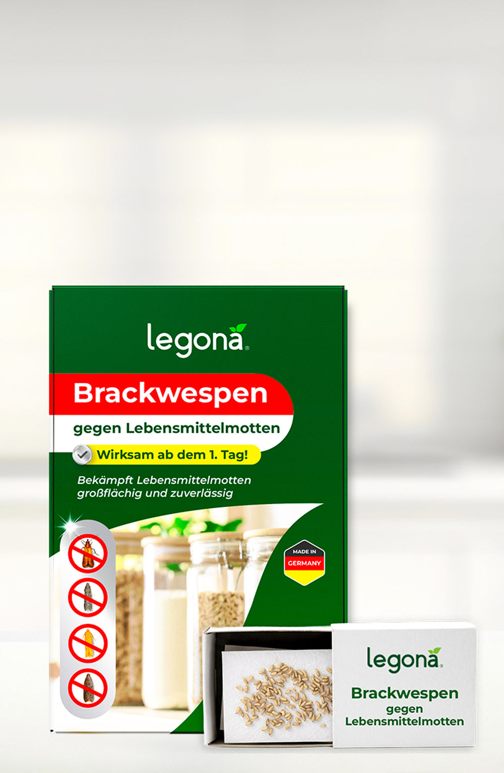 Packung und Schachtel des Produkts Legona Brackwespen gegen Lebensmittelmotten' auf hellem Untergrund