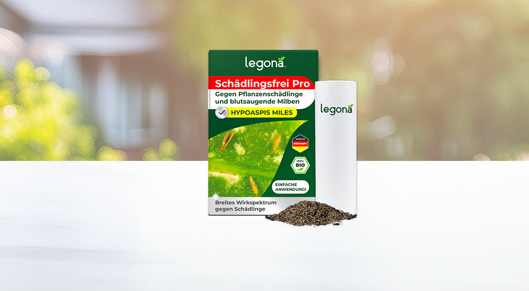 Verpackung und Behälter des Produkts 'Legona Hypoaspis Miles (Raubmilben)' vor unscharfem Gartenhintergrund, daneben ein Haufen dunkles Granulat
